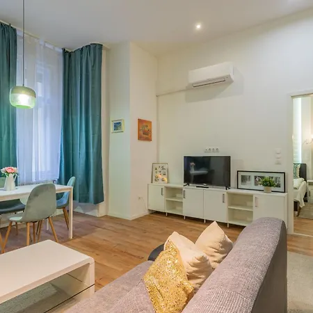 Urban Harmony & On Akacfa Street *