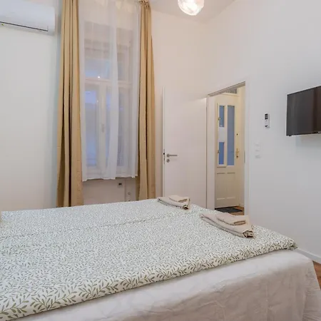 Apartamento Urban Harmony & On Akacfa Street *