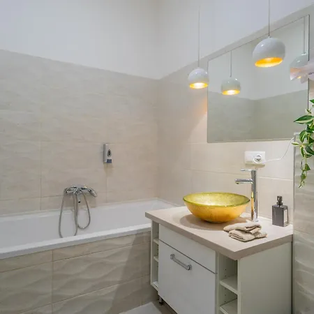 Urban Harmony & On Akacfa Street Apartman *