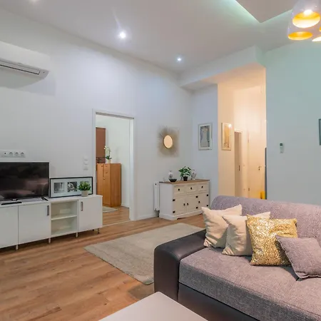 Urban Harmony & On Akacfa Street Apartman *