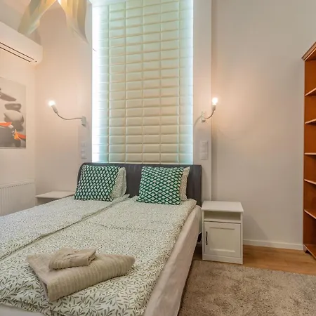 Urban Harmony & On Akacfa Street Apartman