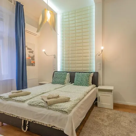 Urban Harmony & On Akacfa Street Apartamento Budapest