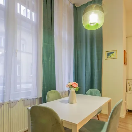 Urban Harmony & On Akacfa Street Apartamento *