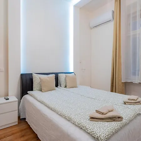 Urban Harmony & On Akacfa Street