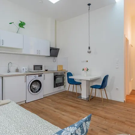 Urban Harmony & On Akacfa Street Apartman