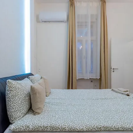 Urban Harmony & On Akacfa Street Apartman *