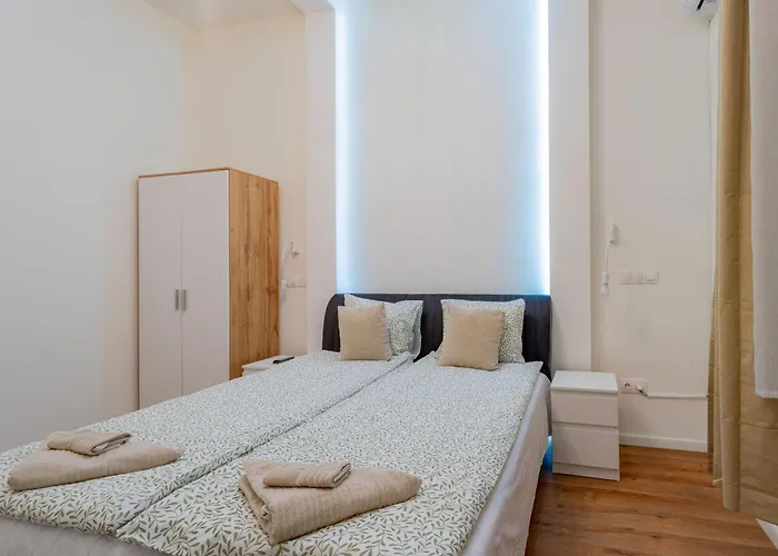 Urban Harmony & On Akacfa Street بودابست