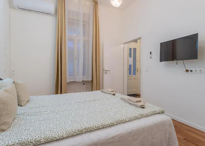 شقة Urban Harmony & On Akacfa Street *