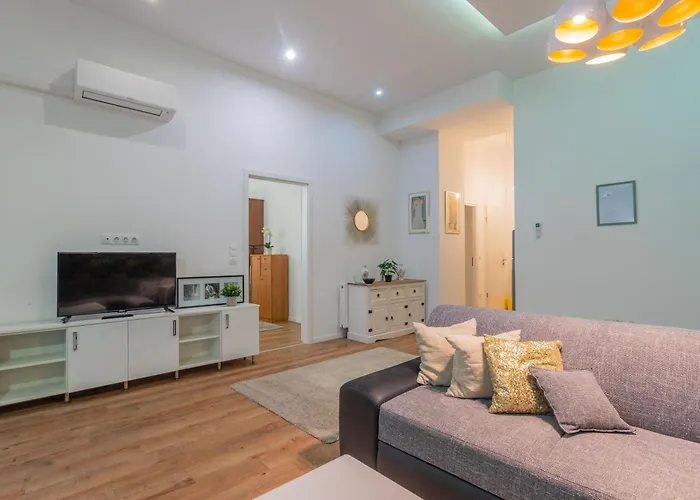 Urban Harmony & On Akacfa Street شقة *