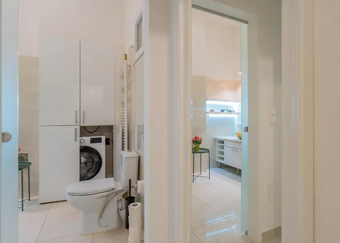 Urban Harmony & On Akacfa Street بودابست