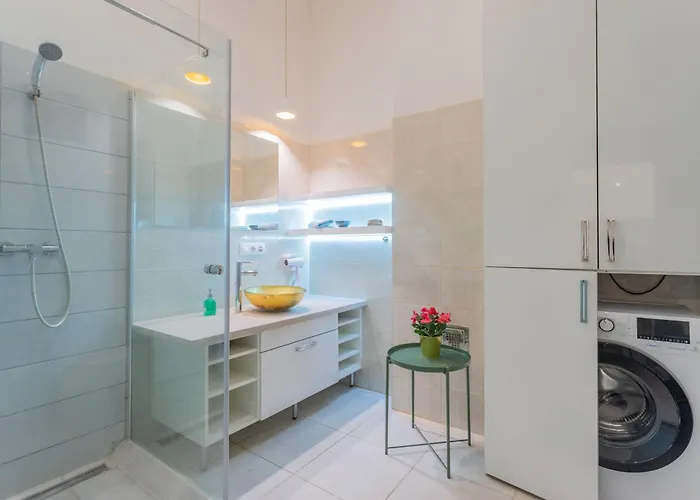 شقة Urban Harmony & On Akacfa Street *