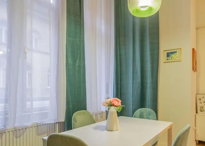 Urban Harmony & On Akacfa Street شقة *