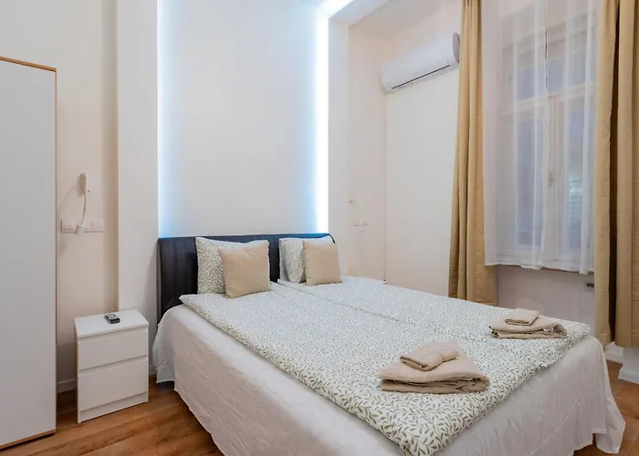 Urban Harmony Studios&apartment On Akacfa Street